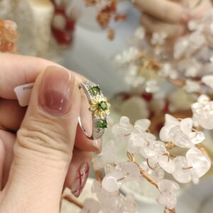nhẫn ngọc lục bảo